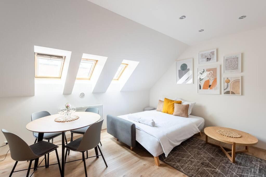 B.O.B. Klimentska Apartment Prague Exterior photo
